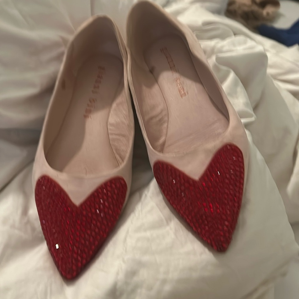 Pink and red sparkly flats in the shape of a heart, ❤️